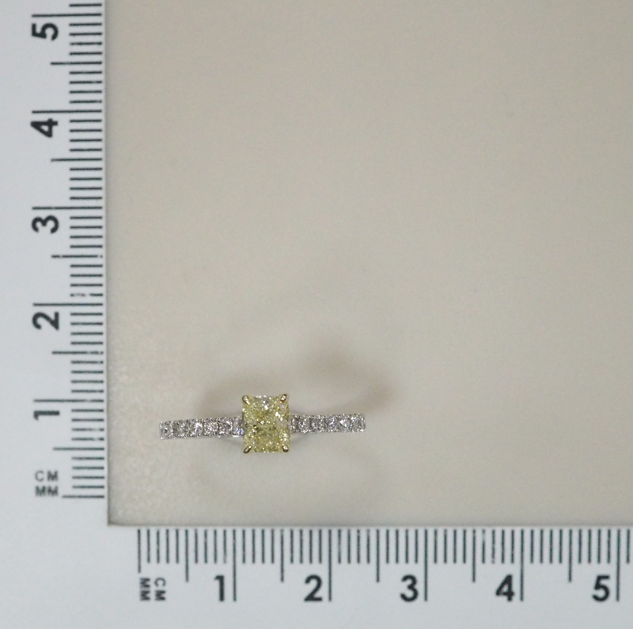 Кольцо из комбинированного золота с желтым бриллиантом